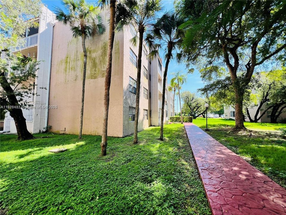 For Rent: $1,850 (1 beds, 1 baths, 777 Square Feet)