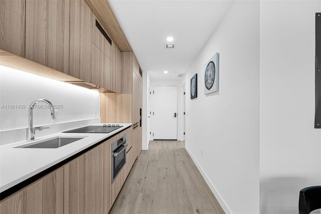 For Sale: $950,000 (2 beds, 2 baths, 786 Square Feet)