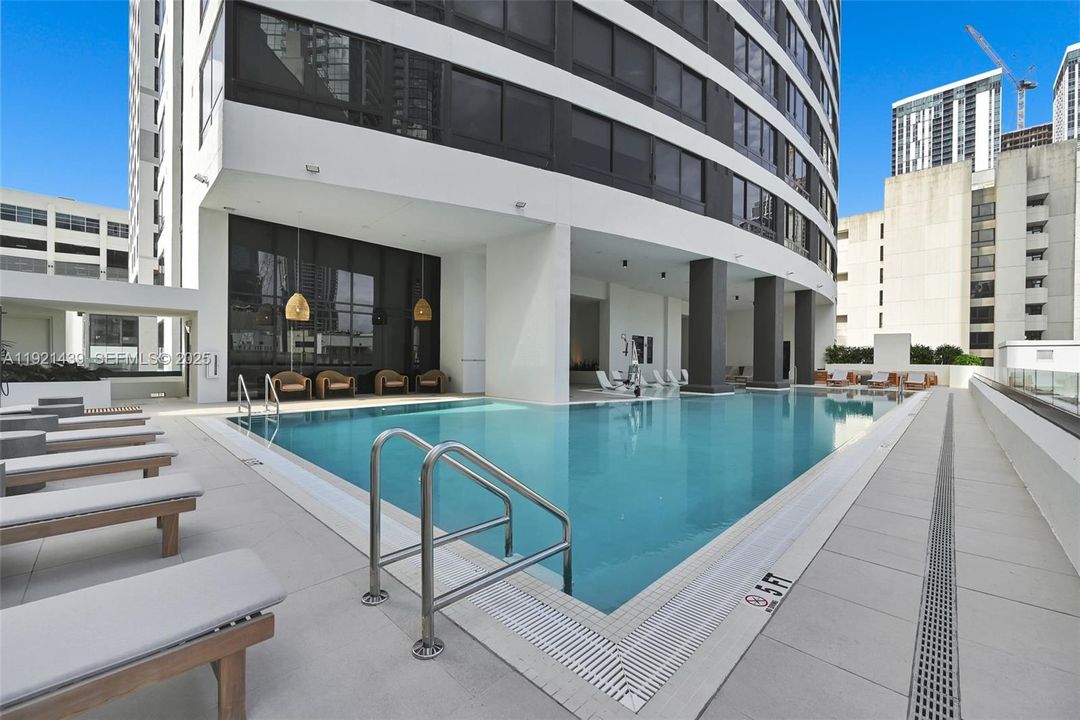 For Sale: $950,000 (2 beds, 2 baths, 786 Square Feet)