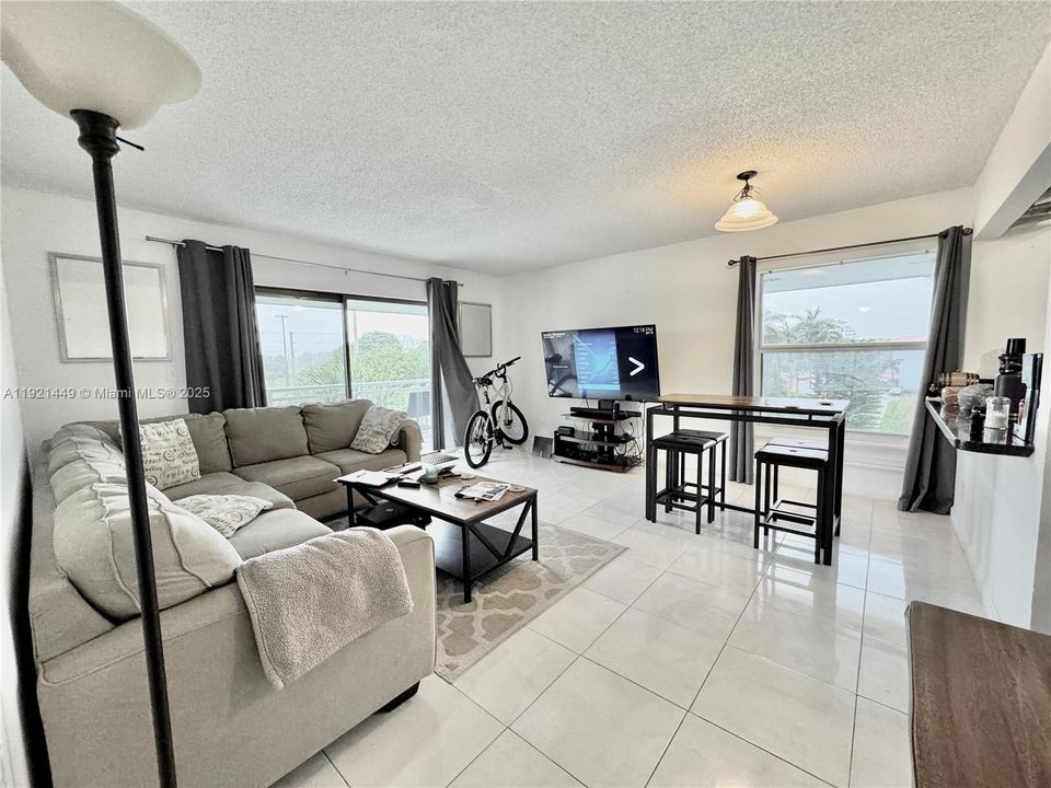 В аренду: $2,200 (2 спален, 2 ванн, 1021 Квадратных фут)