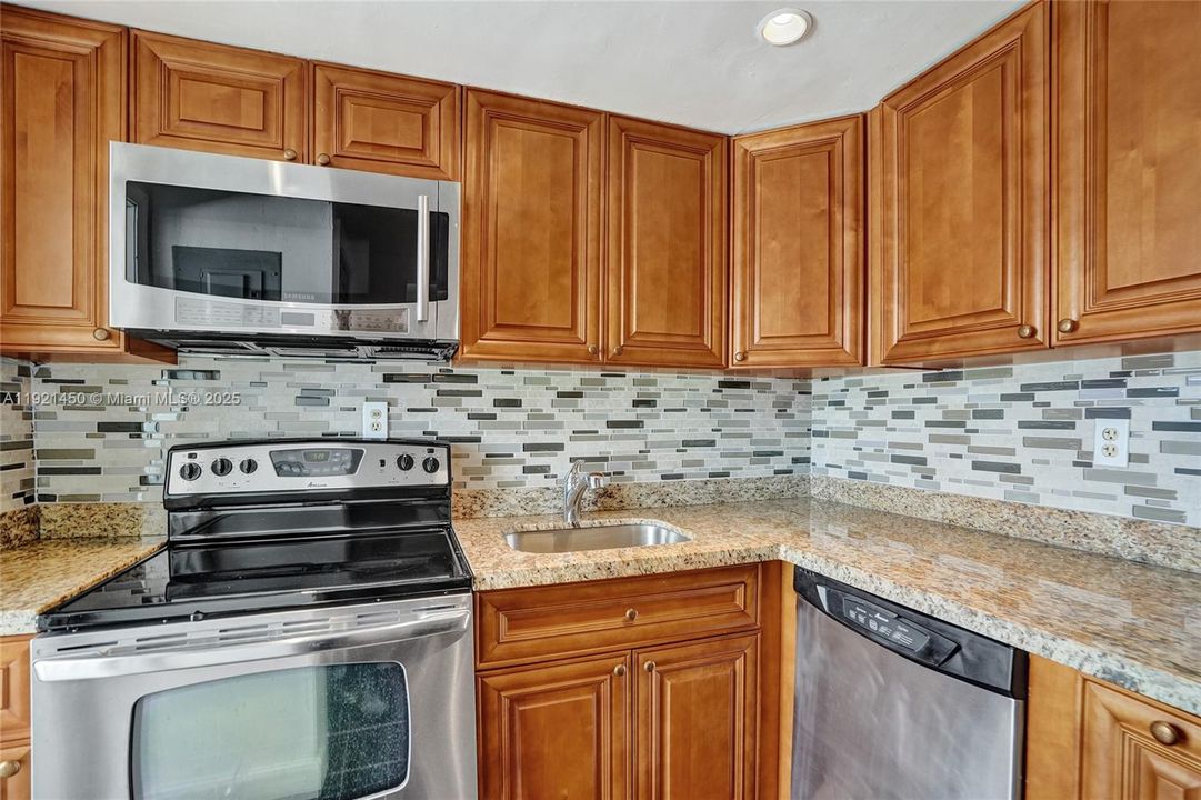 待售: $309,900 (2 贝兹, 2 浴室, 966 平方英尺)