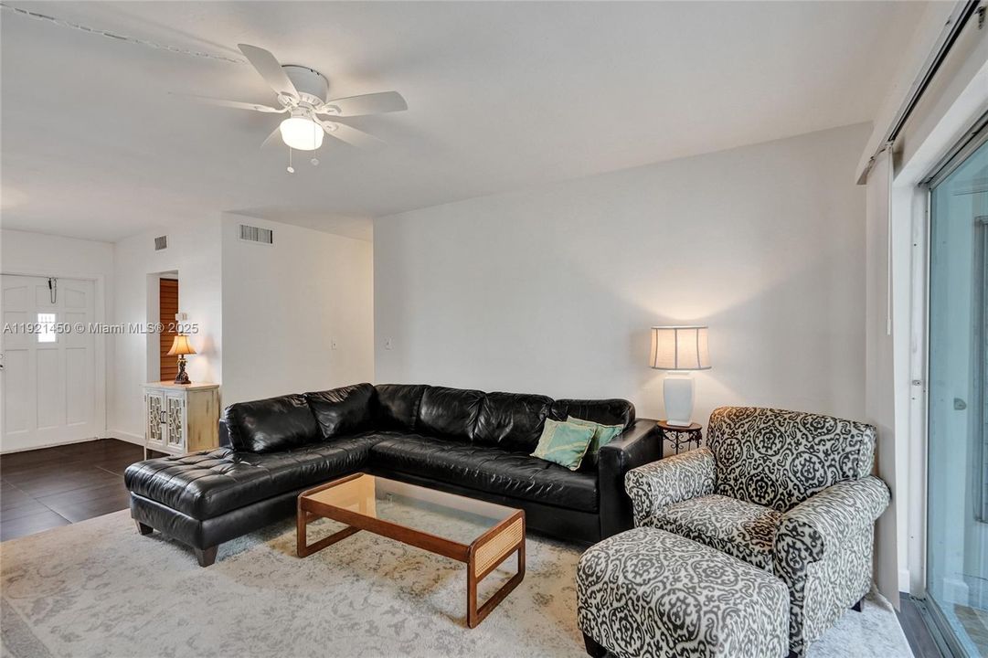 待售: $309,900 (2 贝兹, 2 浴室, 966 平方英尺)