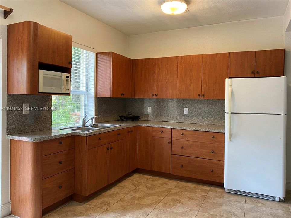 En Venta: $820,000 (4 camas, 3 baños, 2261 Pies cuadrados)