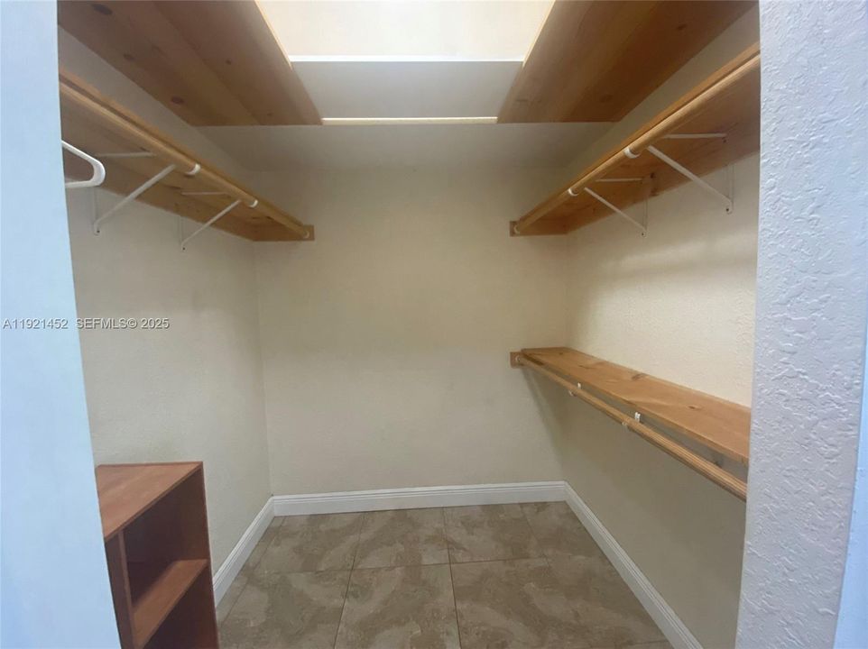 En Venta: $820,000 (4 camas, 3 baños, 2261 Pies cuadrados)