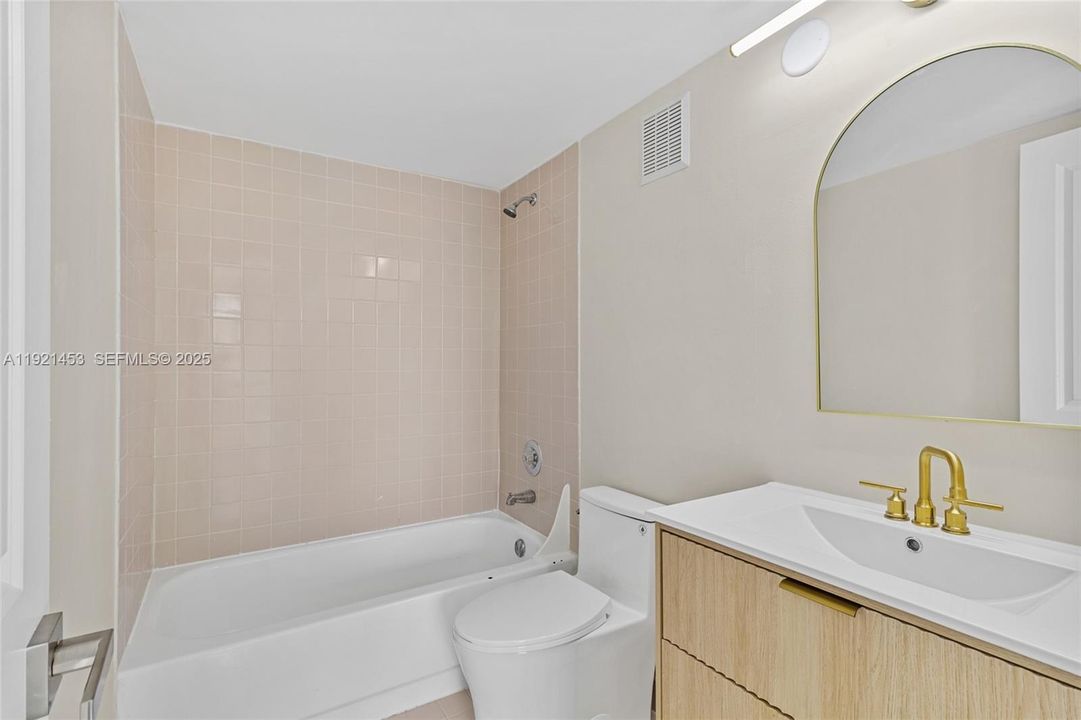 В аренду: $2,300 (2 спален, 2 ванн, 980 Квадратных фут)