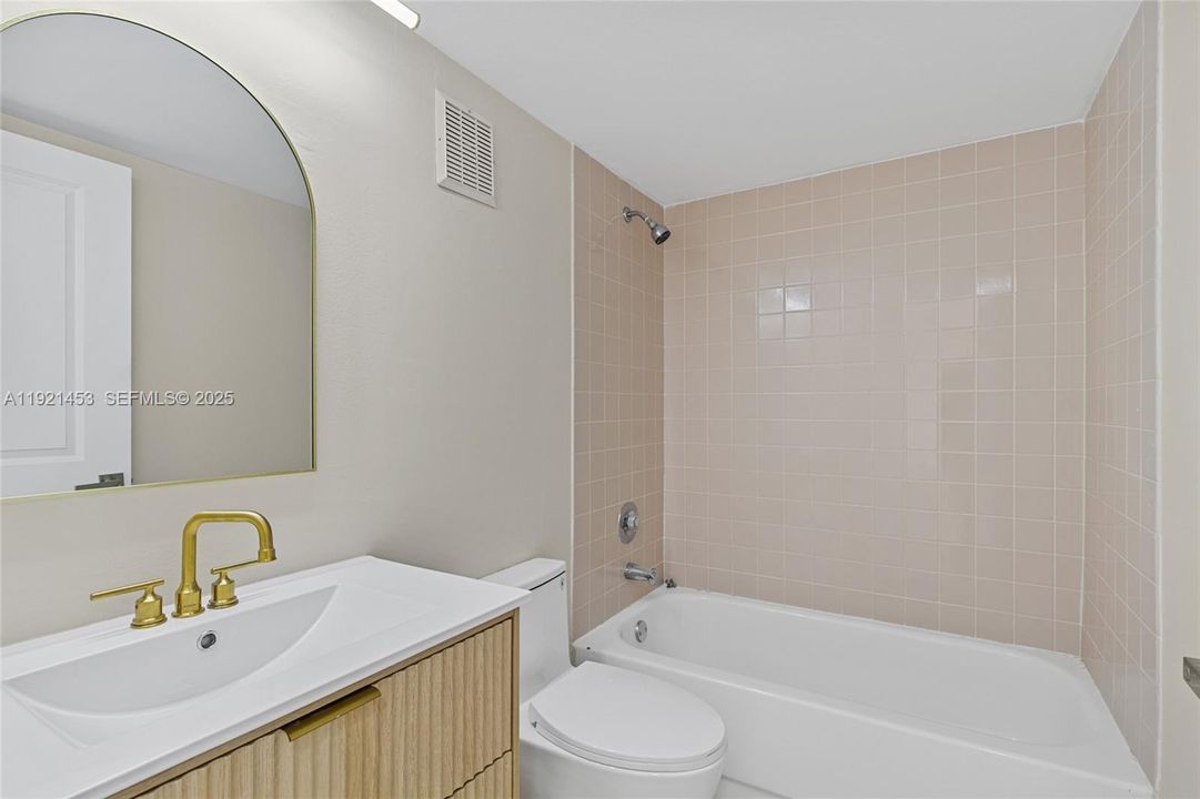 В аренду: $2,300 (2 спален, 2 ванн, 980 Квадратных фут)