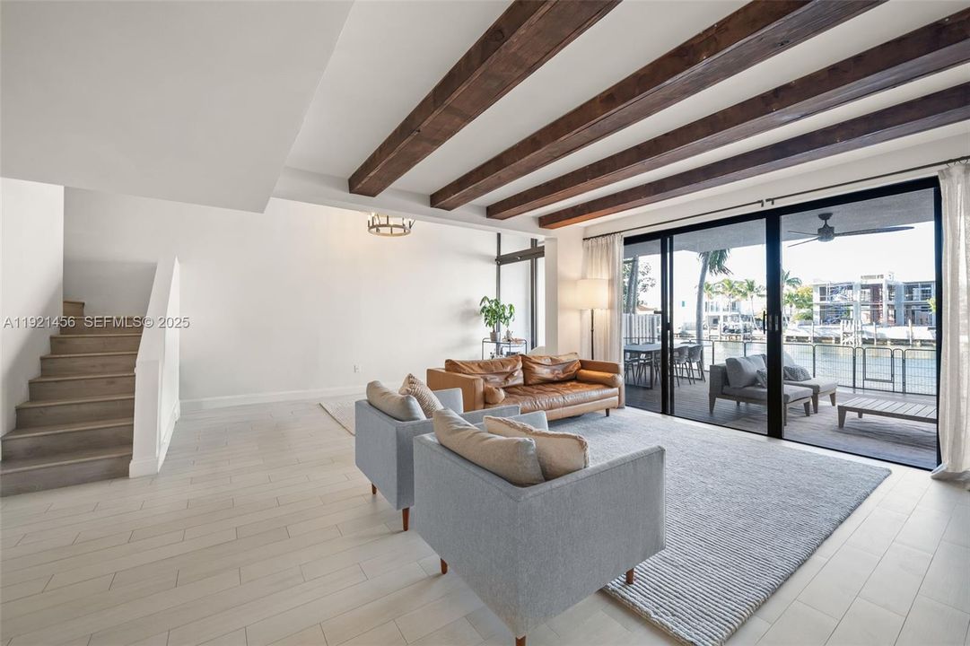 出租: $6,250 (3 贝兹, 2 浴室, 2370 平方英尺)