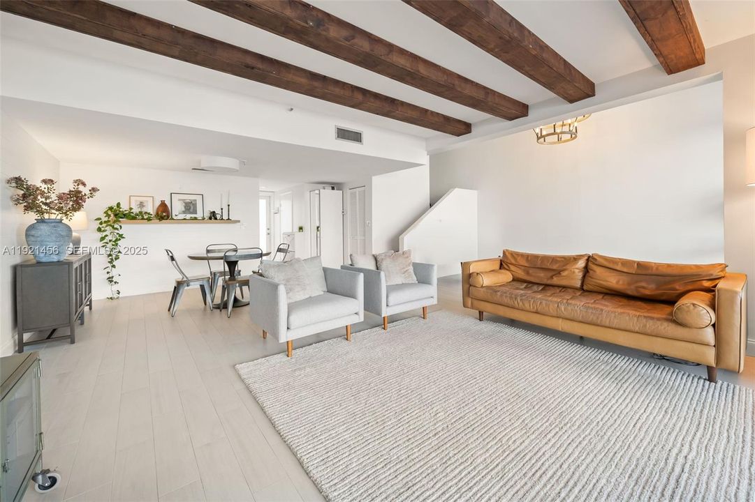 出租: $6,250 (3 贝兹, 2 浴室, 2370 平方英尺)