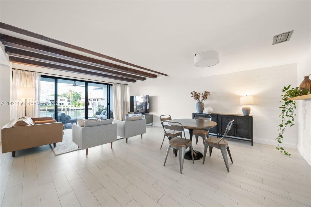 出租: $6,250 (3 贝兹, 2 浴室, 2370 平方英尺)