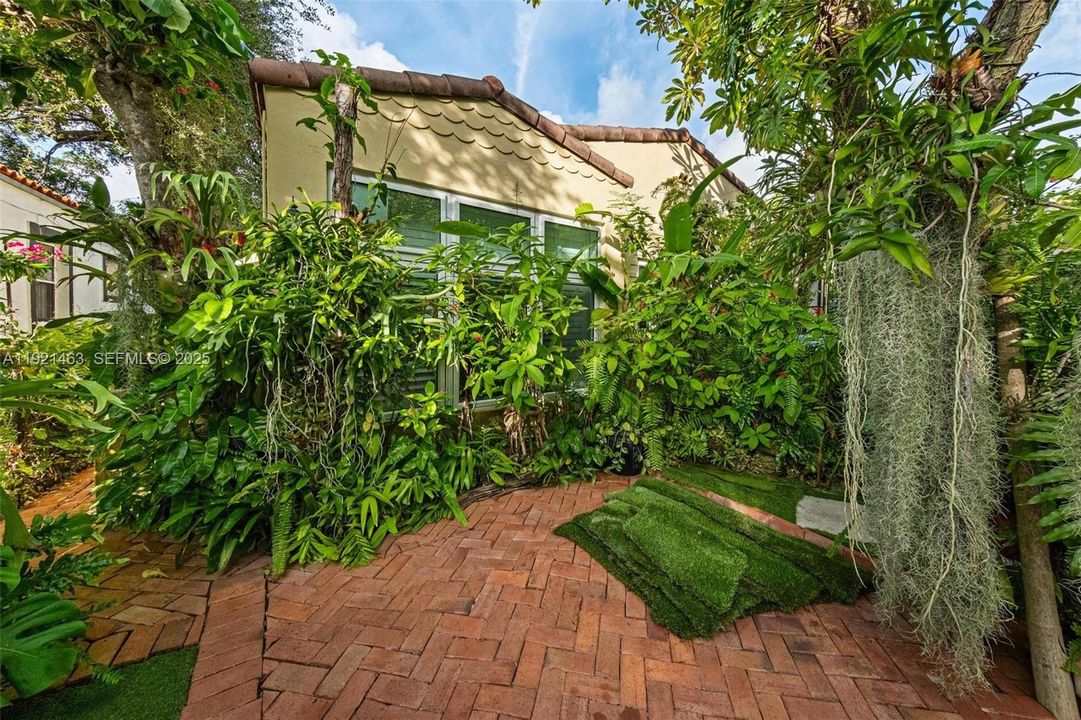 For Sale: $1,320,000 (3 beds, 2 baths, 1624 Square Feet)