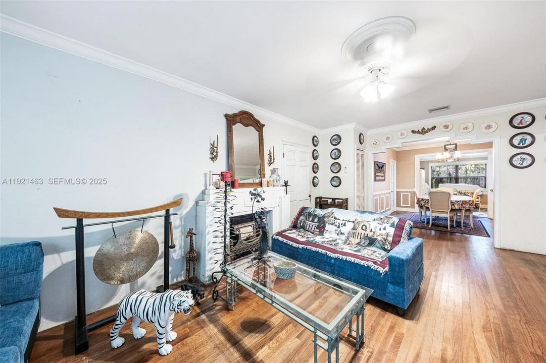 For Sale: $1,320,000 (3 beds, 2 baths, 1624 Square Feet)