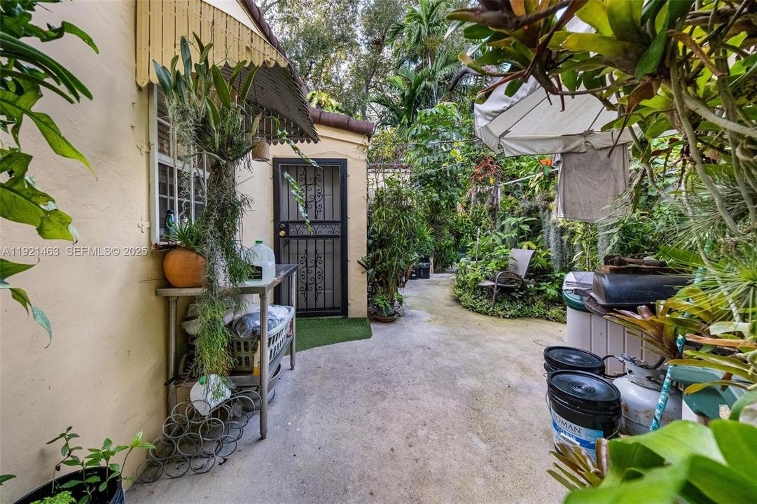 For Sale: $1,320,000 (3 beds, 2 baths, 1624 Square Feet)