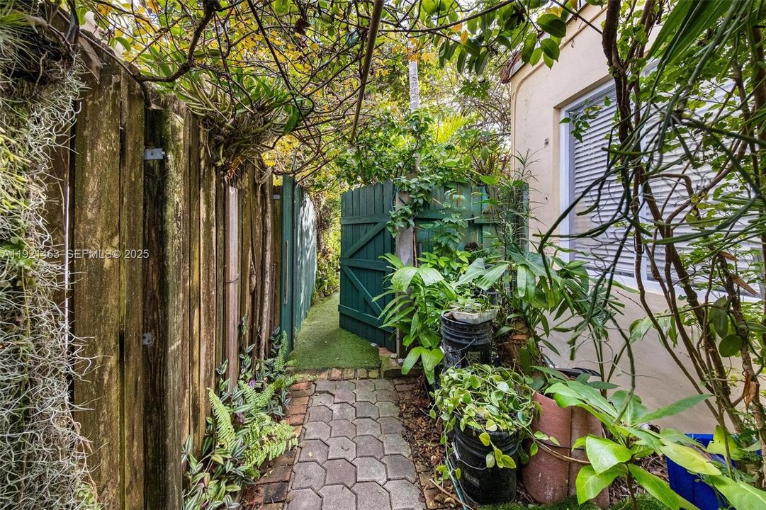 For Sale: $1,320,000 (3 beds, 2 baths, 1624 Square Feet)