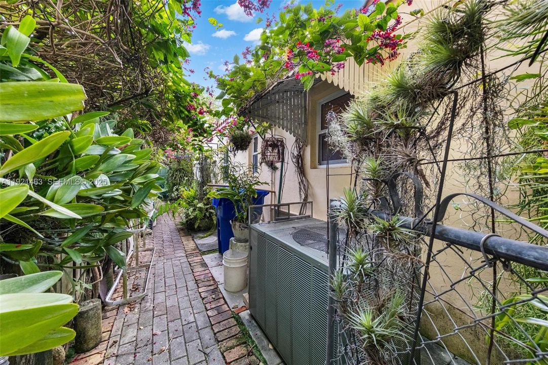 For Sale: $1,320,000 (3 beds, 2 baths, 1624 Square Feet)