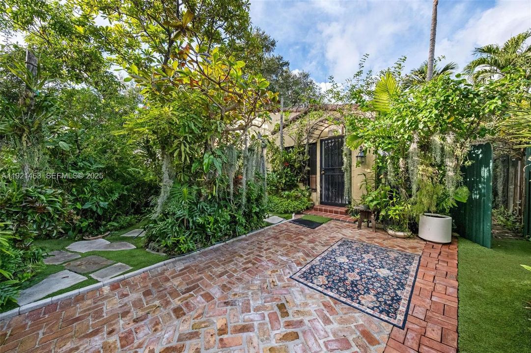 For Sale: $1,320,000 (3 beds, 2 baths, 1624 Square Feet)