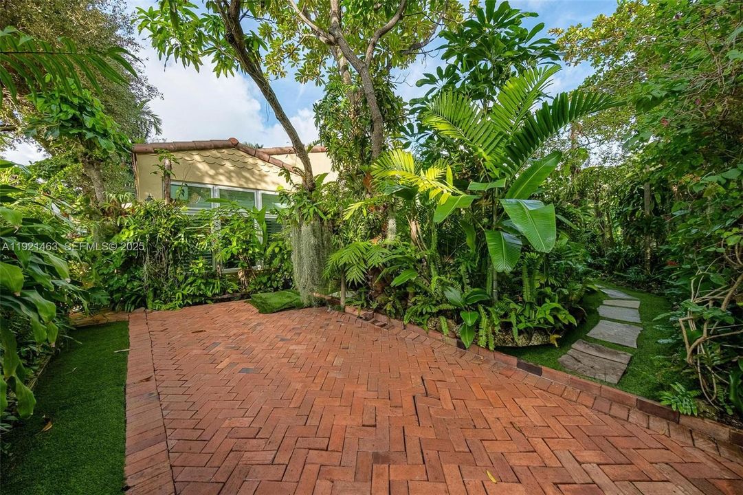 For Sale: $1,320,000 (3 beds, 2 baths, 1624 Square Feet)