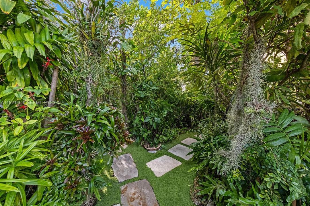 For Sale: $1,320,000 (3 beds, 2 baths, 1624 Square Feet)