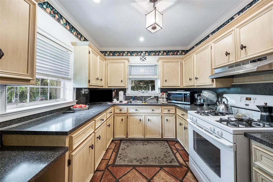 For Sale: $1,320,000 (3 beds, 2 baths, 1624 Square Feet)