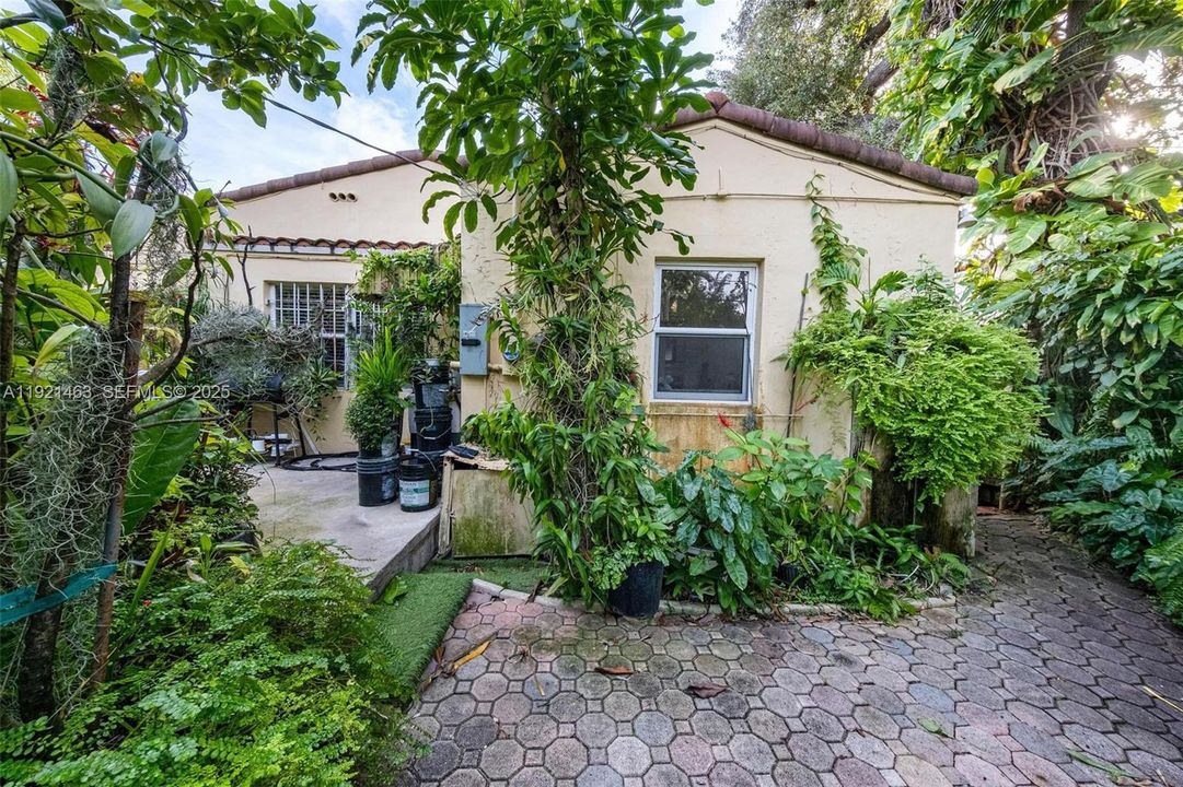 For Sale: $1,320,000 (3 beds, 2 baths, 1624 Square Feet)