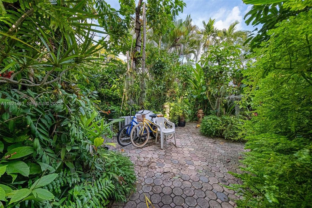 For Sale: $1,320,000 (3 beds, 2 baths, 1624 Square Feet)