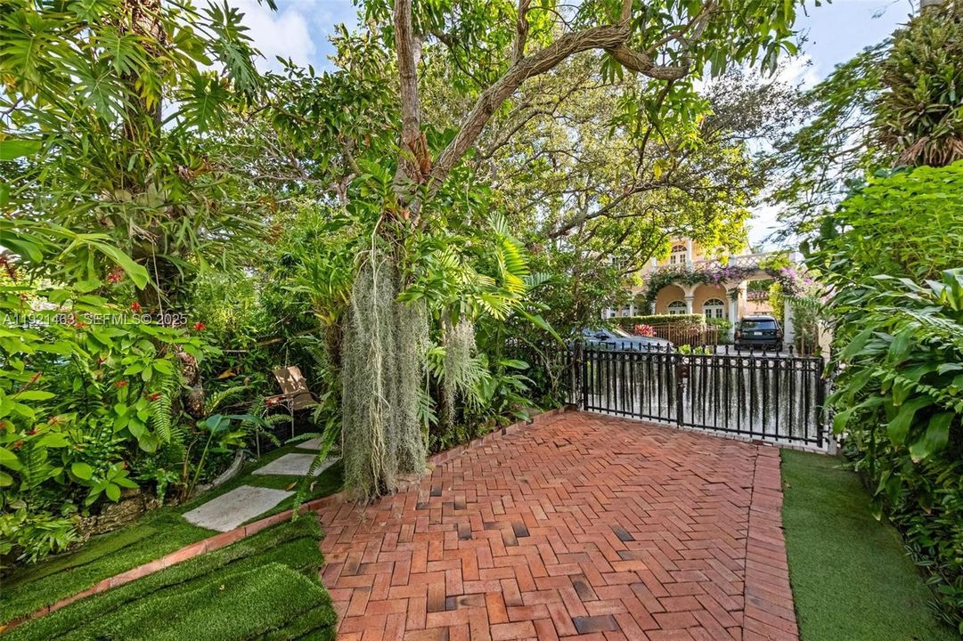 For Sale: $1,320,000 (3 beds, 2 baths, 1624 Square Feet)