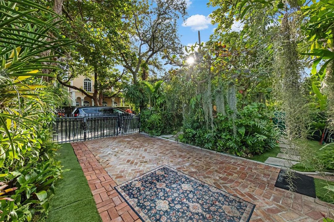 For Sale: $1,320,000 (3 beds, 2 baths, 1624 Square Feet)