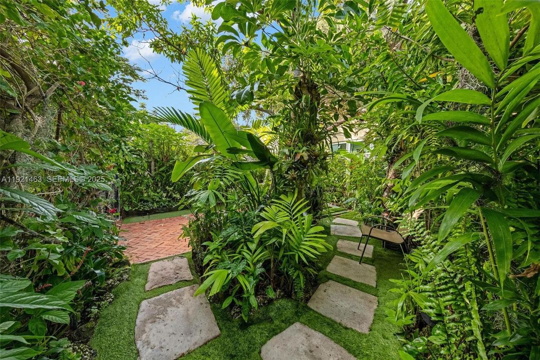 For Sale: $1,320,000 (3 beds, 2 baths, 1624 Square Feet)