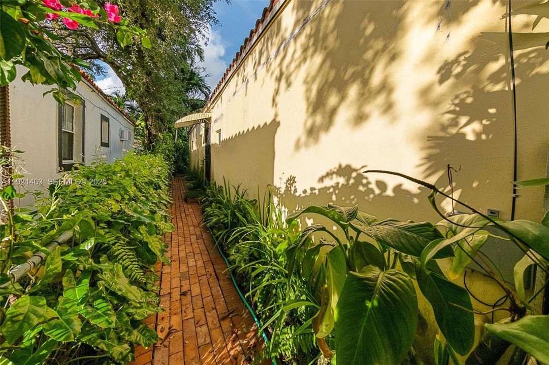 For Sale: $1,320,000 (3 beds, 2 baths, 1624 Square Feet)