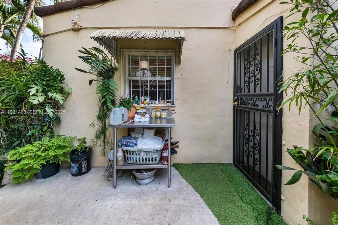 For Sale: $1,320,000 (3 beds, 2 baths, 1624 Square Feet)