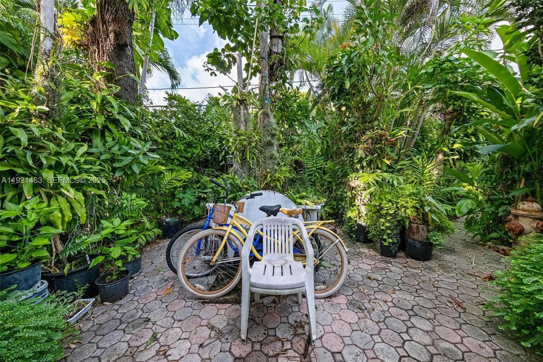 For Sale: $1,320,000 (3 beds, 2 baths, 1624 Square Feet)