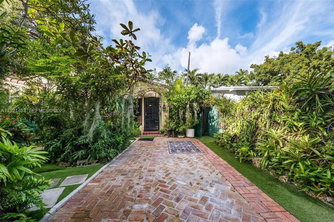 For Sale: $1,320,000 (3 beds, 2 baths, 1624 Square Feet)