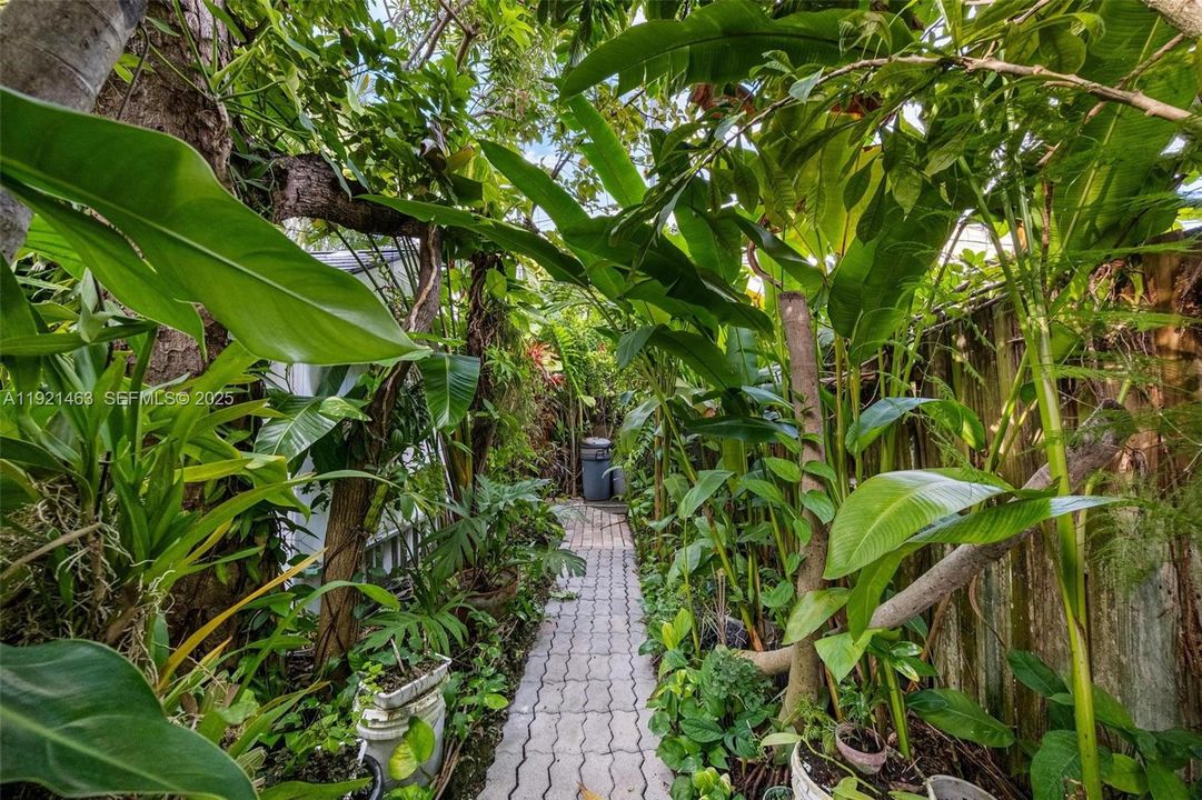 For Sale: $1,320,000 (3 beds, 2 baths, 1624 Square Feet)