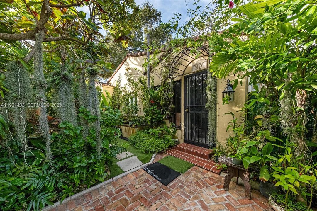 For Sale: $1,320,000 (3 beds, 2 baths, 1624 Square Feet)