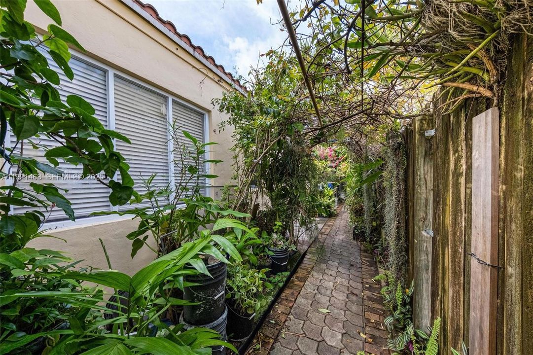 For Sale: $1,320,000 (3 beds, 2 baths, 1624 Square Feet)