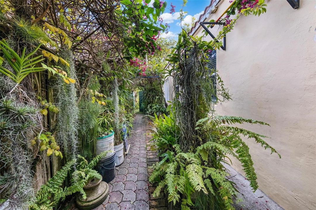 For Sale: $1,320,000 (3 beds, 2 baths, 1624 Square Feet)