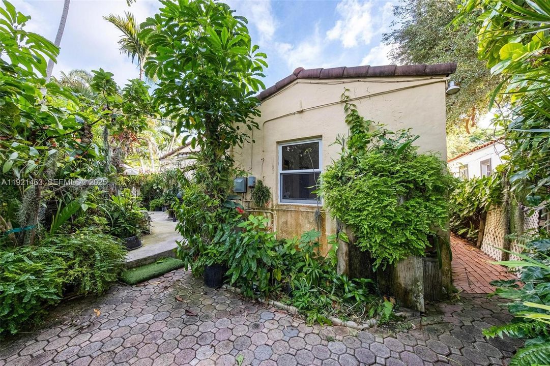 For Sale: $1,320,000 (3 beds, 2 baths, 1624 Square Feet)