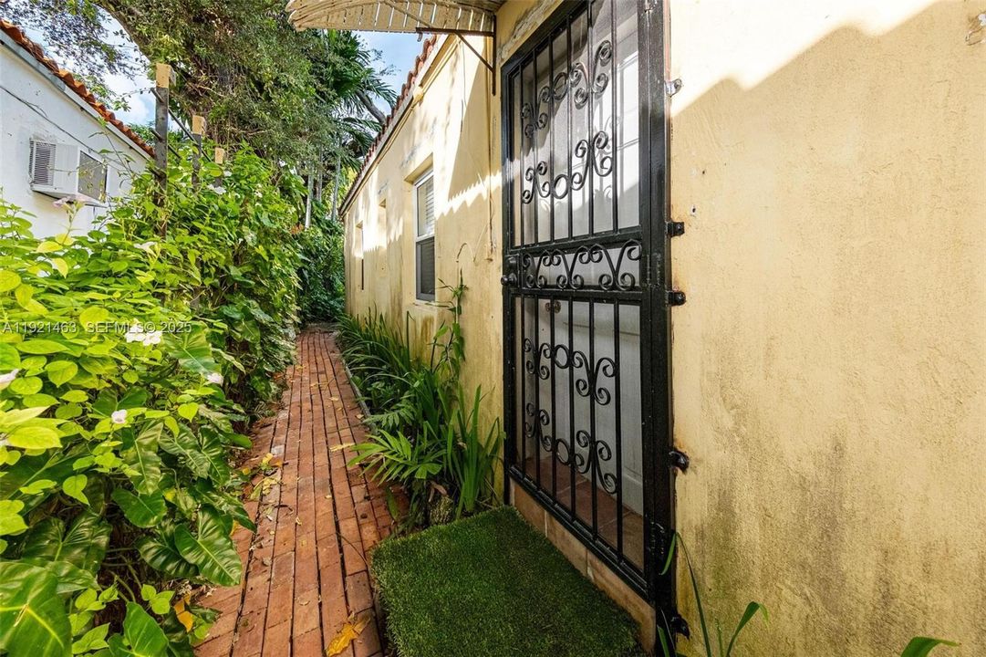 For Sale: $1,320,000 (3 beds, 2 baths, 1624 Square Feet)