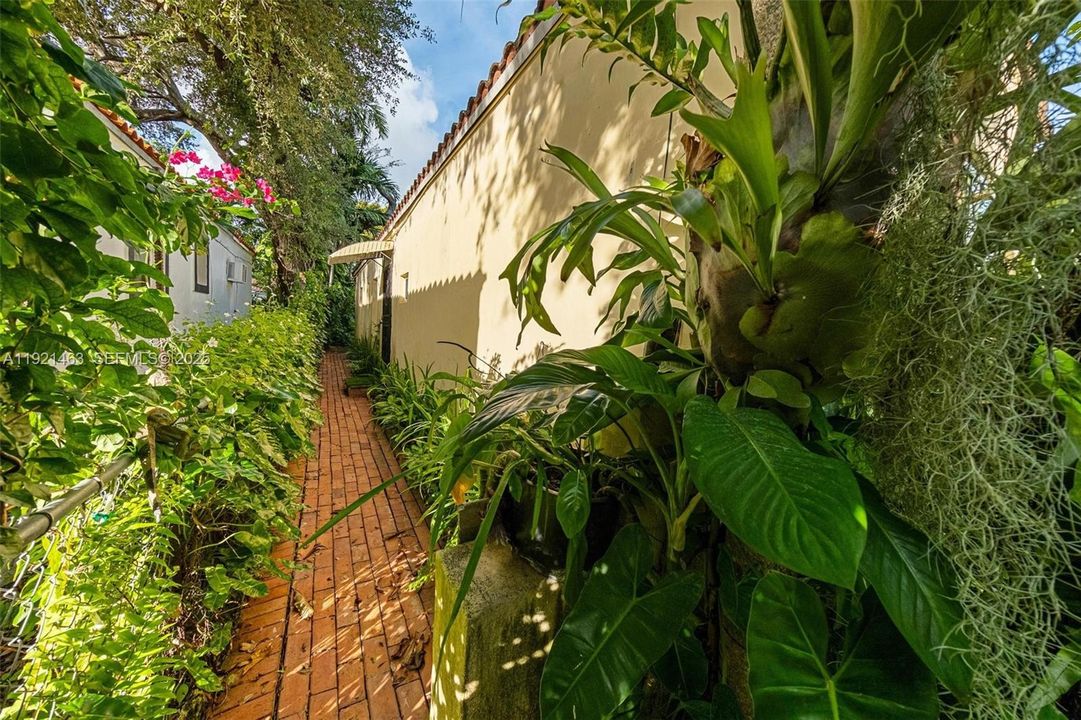 For Sale: $1,320,000 (3 beds, 2 baths, 1624 Square Feet)