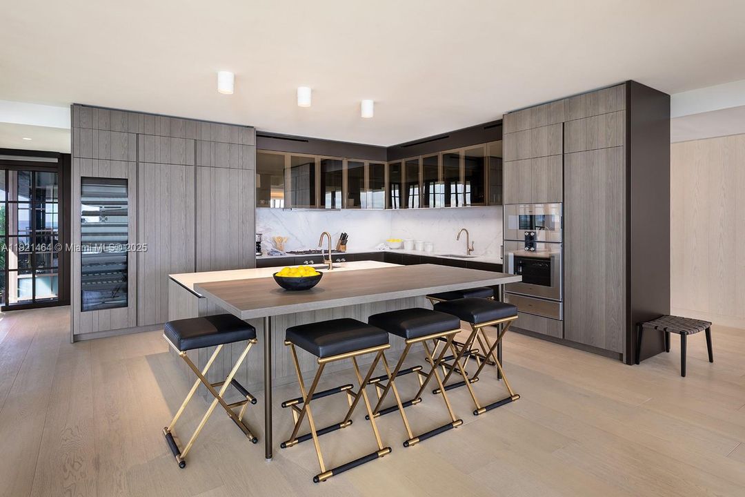 待售: $26,000,000 (4 贝兹, 4 浴室, 5185 平方英尺)