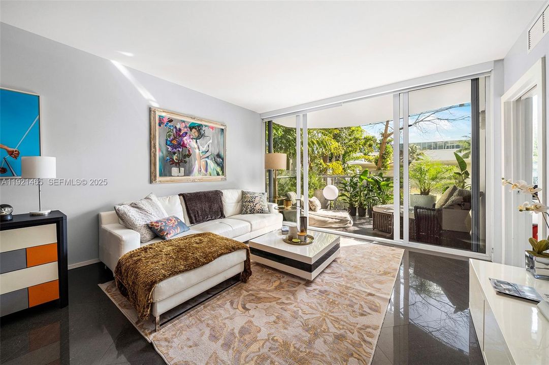 For Sale: $525,000 (1 beds, 1 baths, 748 Square Feet)