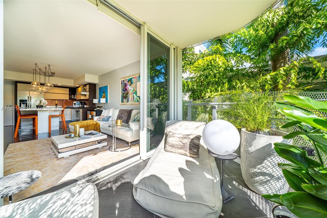 For Sale: $525,000 (1 beds, 1 baths, 748 Square Feet)