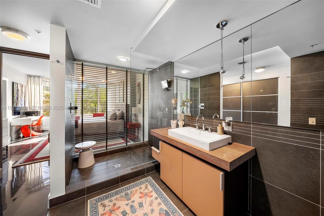 For Sale: $525,000 (1 beds, 1 baths, 748 Square Feet)