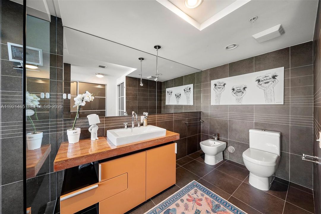 For Sale: $525,000 (1 beds, 1 baths, 748 Square Feet)