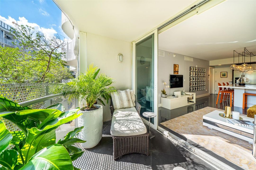 For Sale: $525,000 (1 beds, 1 baths, 748 Square Feet)