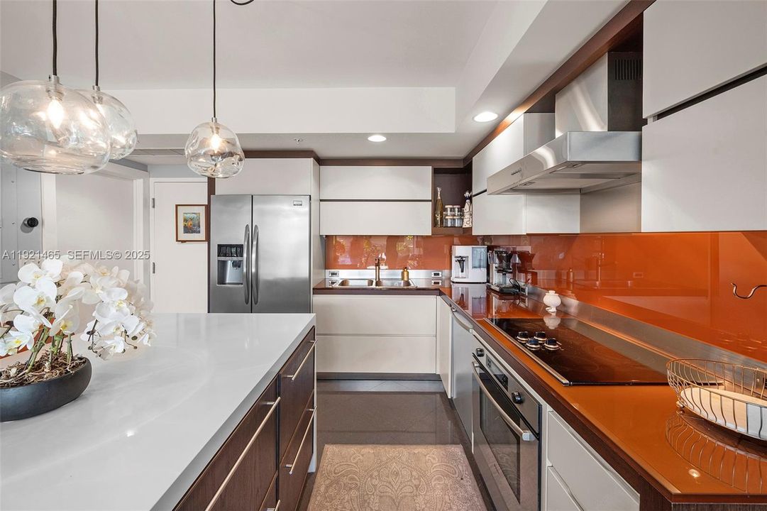 For Sale: $525,000 (1 beds, 1 baths, 748 Square Feet)