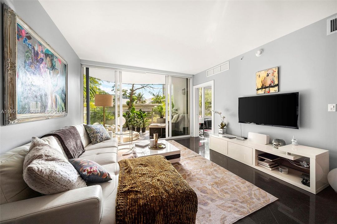 For Sale: $525,000 (1 beds, 1 baths, 748 Square Feet)