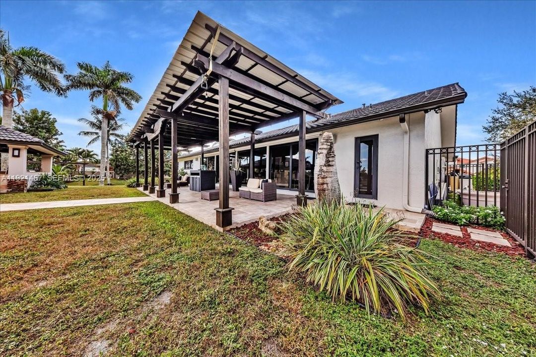 For Sale: $1,695,000 (4 beds, 3 baths, 2934 Square Feet)