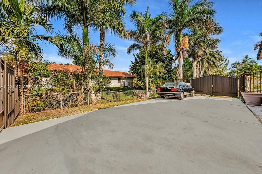 For Sale: $1,695,000 (4 beds, 3 baths, 2934 Square Feet)