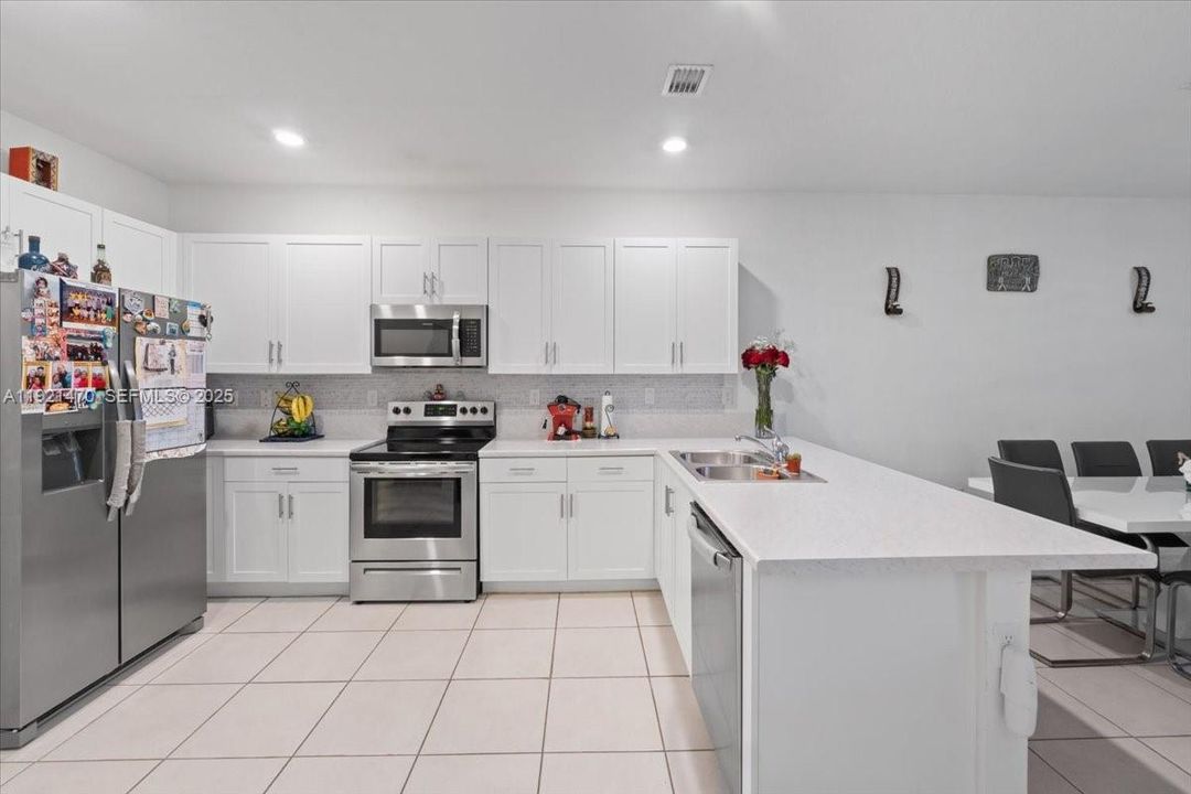 En Venta: $410,000 (4 camas, 2 baños, 1820 Pies cuadrados)