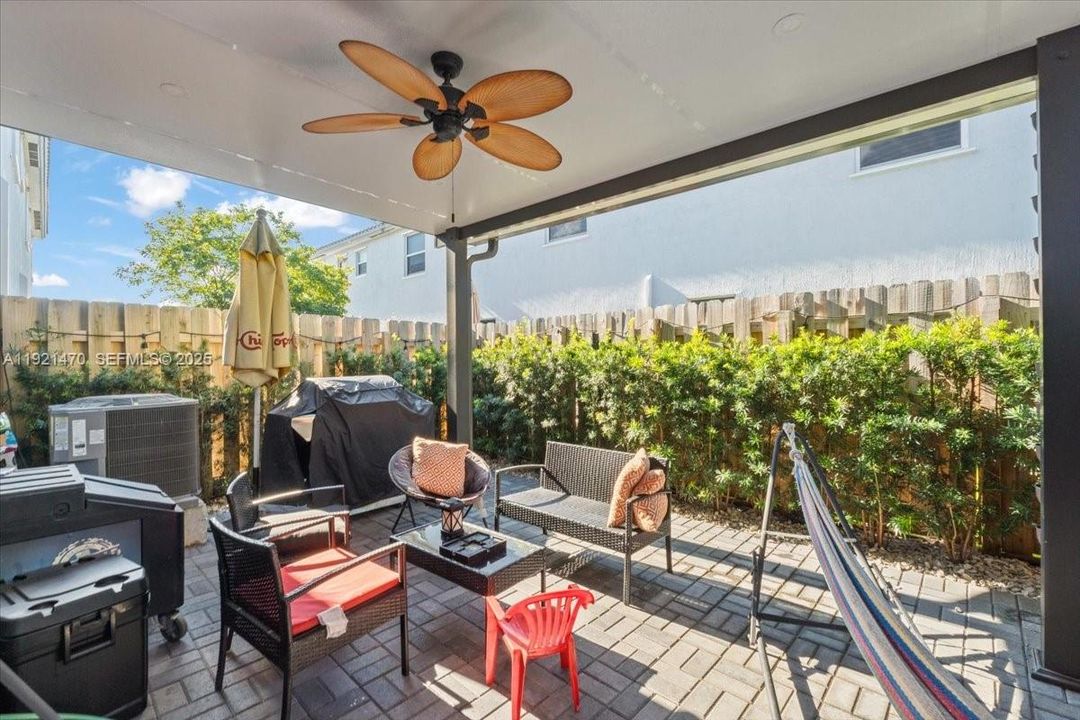 En Venta: $410,000 (4 camas, 2 baños, 1820 Pies cuadrados)